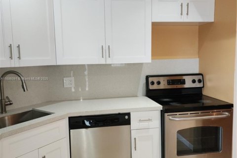 Condo in Lauderhill, Florida, 2 bedrooms  № 1696001 - photo 11
