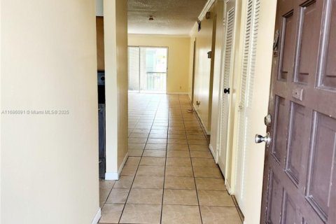 Condo in Lauderhill, Florida, 2 bedrooms  № 1696001 - photo 8