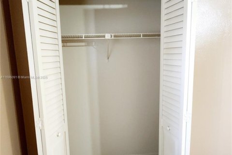 Condo in Lauderhill, Florida, 2 bedrooms  № 1696001 - photo 26
