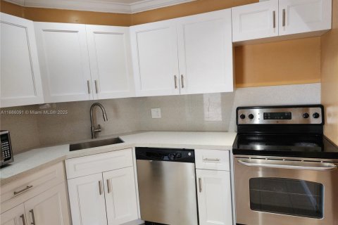 Condo in Lauderhill, Florida, 2 bedrooms  № 1696001 - photo 13