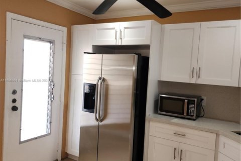 Condo in Lauderhill, Florida, 2 bedrooms  № 1696001 - photo 9