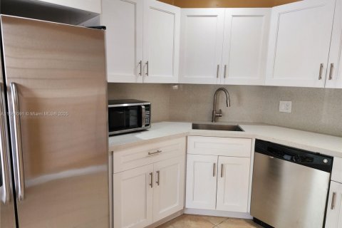 Condo in Lauderhill, Florida, 2 bedrooms  № 1696001 - photo 1