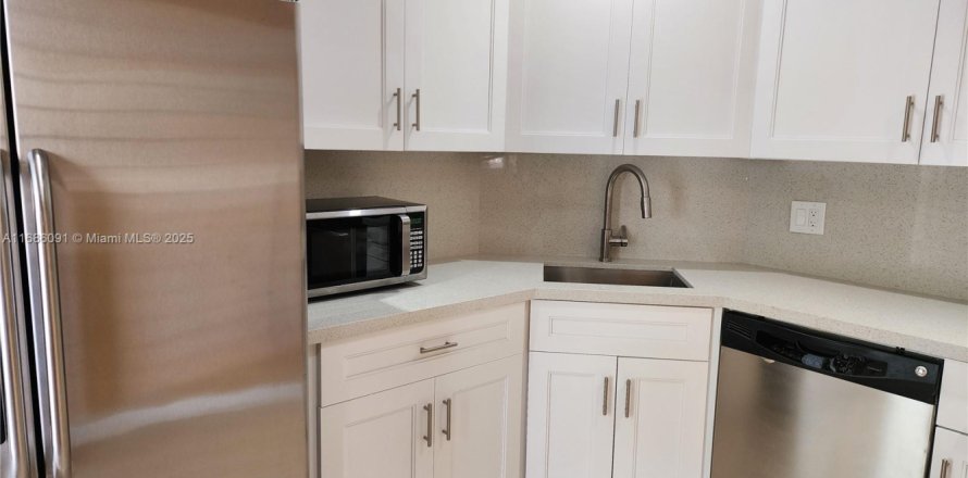 Condo in Lauderhill, Florida, 2 bedrooms № 1696001