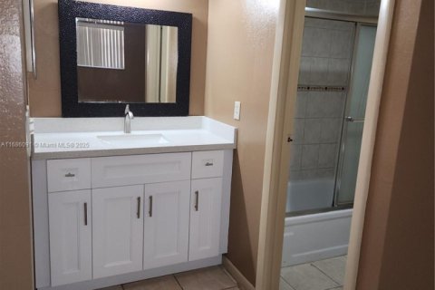 Condo in Lauderhill, Florida, 2 bedrooms  № 1696001 - photo 28