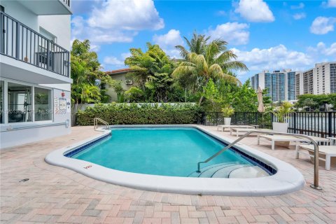 Condo in Miami Beach, Florida, 2 bedrooms № 2244309 - photo 25