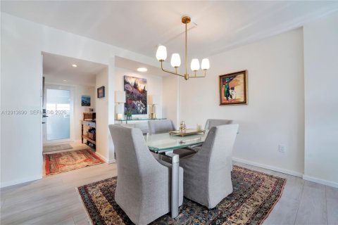 Condo in Miami Beach, Florida, 2 bedrooms № 2244309 - photo 9