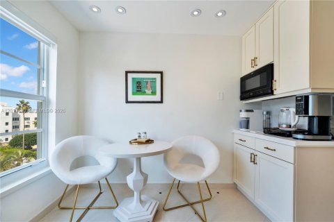 Condo in Miami Beach, Florida, 2 bedrooms № 2244309 - photo 5
