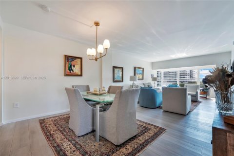 Condo in Miami Beach, Florida, 2 bedrooms № 2244309 - photo 8