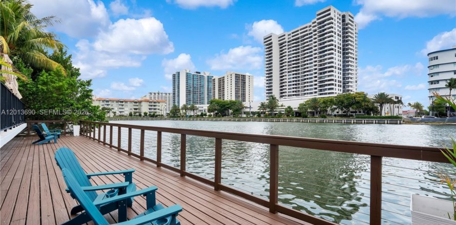 Condo in Miami Beach, Florida, 2 bedrooms № 2244309