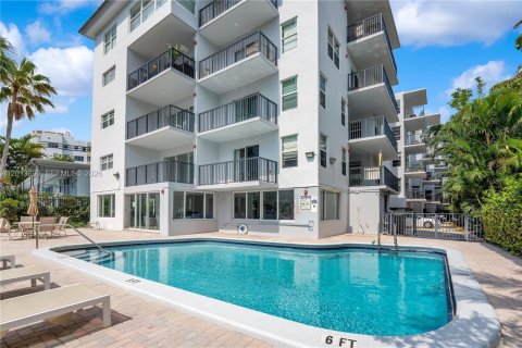 Condo in Miami Beach, Florida, 2 bedrooms № 2244309 - photo 21