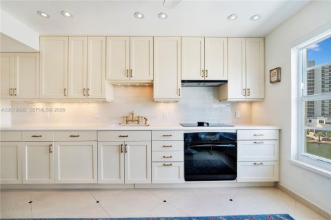Condo in Miami Beach, Florida, 2 bedrooms № 2244309 - photo 4