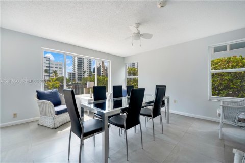 Condo in Miami Beach, Florida, 2 bedrooms № 2244309 - photo 27