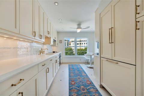 Condo in Miami Beach, Florida, 2 bedrooms № 2244309 - photo 3