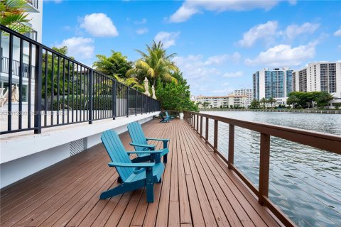 Condo in Miami Beach, Florida, 2 bedrooms № 2244309 - photo 26