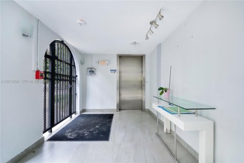 Condo in Miami Beach, Florida, 2 bedrooms № 2244309 - photo 29