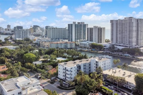 Condo in Miami Beach, Florida, 2 bedrooms № 2244309 - photo 24