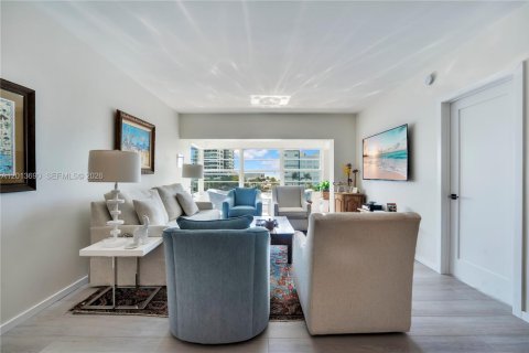 Condo in Miami Beach, Florida, 2 bedrooms № 2244309 - photo 7