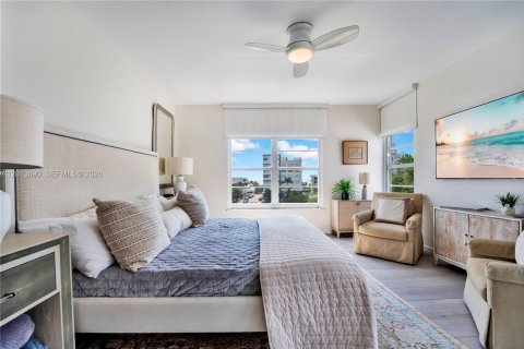 Condo in Miami Beach, Florida, 2 bedrooms № 2244309 - photo 15
