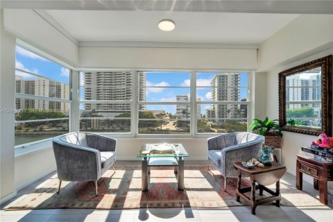 Condo in Miami Beach, Florida, 2 bedrooms № 2244309 - photo 2