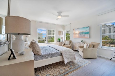 Condo in Miami Beach, Florida, 2 bedrooms № 2244309 - photo 13