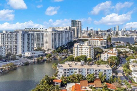 Condo in Miami Beach, Florida, 2 bedrooms № 2244309 - photo 18