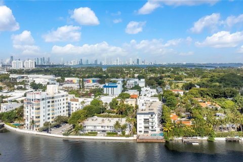 Condo in Miami Beach, Florida, 2 bedrooms № 2244309 - photo 20