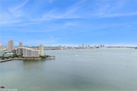 Кондоминиум с 5 комнатами в Майами, Флорида № 2021208