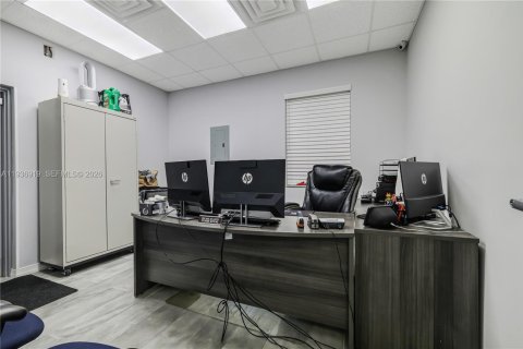 Propiedad comercial en venta en Miami, Florida № 2054893 - foto 11