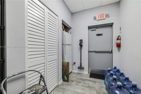 Propiedad comercial en venta en Miami, Florida № 2054893 - foto 10