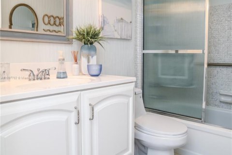 Condo in Hallandale Beach, Florida, 2 bedrooms № 1949644 - photo 20