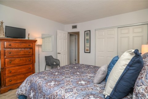 Condo in Hallandale Beach, Florida, 2 bedrooms № 1949644 - photo 30