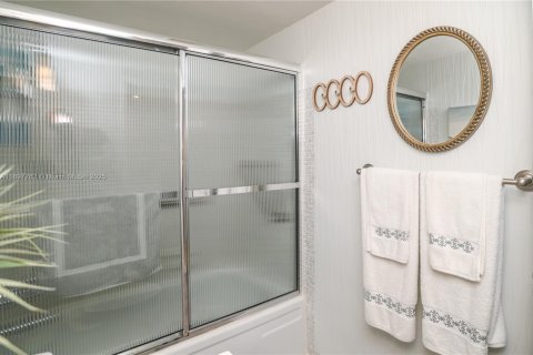 Condo in Hallandale Beach, Florida, 2 bedrooms № 1949644 - photo 24