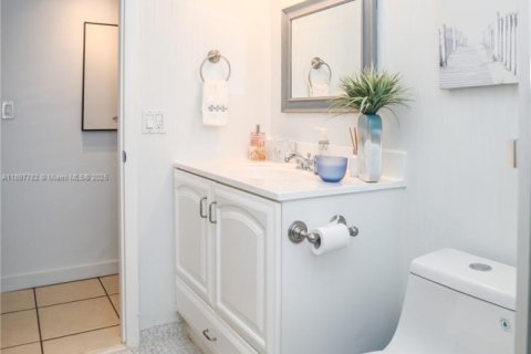 Condo in Hallandale Beach, Florida, 2 bedrooms № 1949644 - photo 26