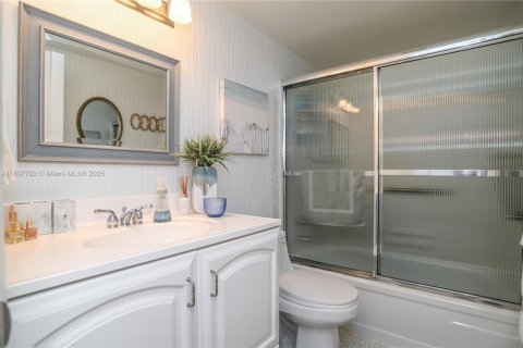 Condo in Hallandale Beach, Florida, 2 bedrooms № 1949644 - photo 23