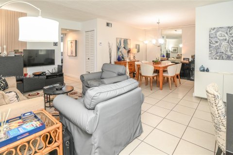 Condo in Hallandale Beach, Florida, 2 bedrooms № 1949644 - photo 13