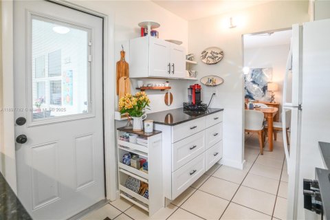 Condo in Hallandale Beach, Florida, 2 bedrooms № 1949644 - photo 9