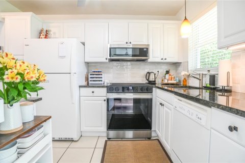 Condo in Hallandale Beach, Florida, 2 bedrooms № 1949644 - photo 1