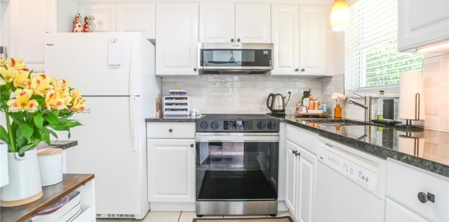 Condo in Hallandale Beach, Florida, 2 bedrooms № 1949644
