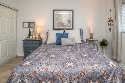 Condo in Hallandale Beach, Florida, 2 bedrooms № 1949644 - photo 29