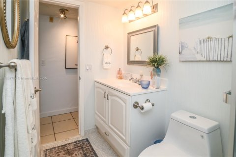 Condo in Hallandale Beach, Florida, 2 bedrooms № 1949644 - photo 25