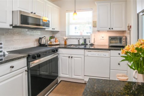 Condo in Hallandale Beach, Florida, 2 bedrooms № 1949644 - photo 8