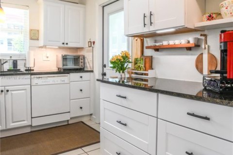 Condo in Hallandale Beach, Florida, 2 bedrooms № 1949644 - photo 10