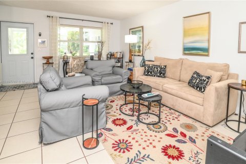 Condo in Hallandale Beach, Florida, 2 bedrooms № 1949644 - photo 15