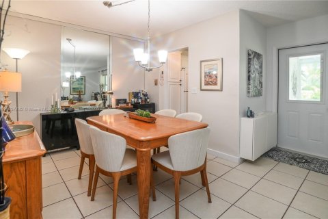 Condo in Hallandale Beach, Florida, 2 bedrooms № 1949644 - photo 17