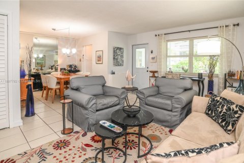 Condo in Hallandale Beach, Florida, 2 bedrooms № 1949644 - photo 14