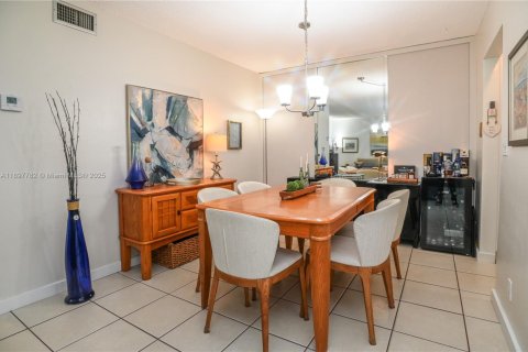 Condo in Hallandale Beach, Florida, 2 bedrooms № 1949644 - photo 16