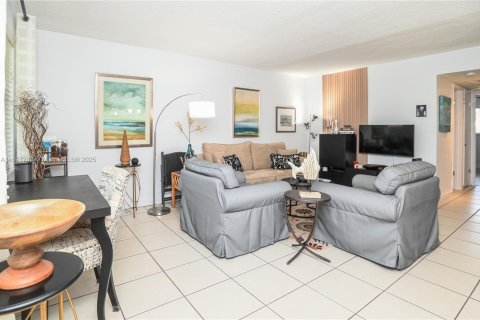 Condo in Hallandale Beach, Florida, 2 bedrooms № 1949644 - photo 11