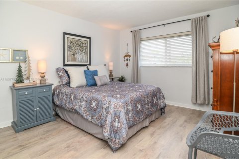 Condo in Hallandale Beach, Florida, 2 bedrooms № 1949644 - photo 27