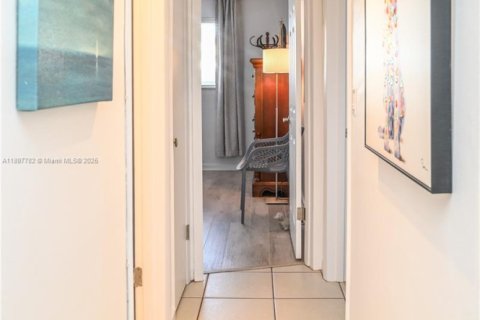 Condo in Hallandale Beach, Florida, 2 bedrooms № 1949644 - photo 19