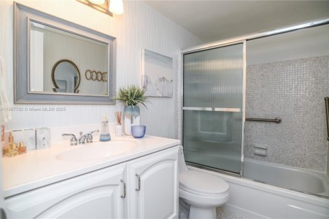 Condo in Hallandale Beach, Florida, 2 bedrooms № 1949644 - photo 21